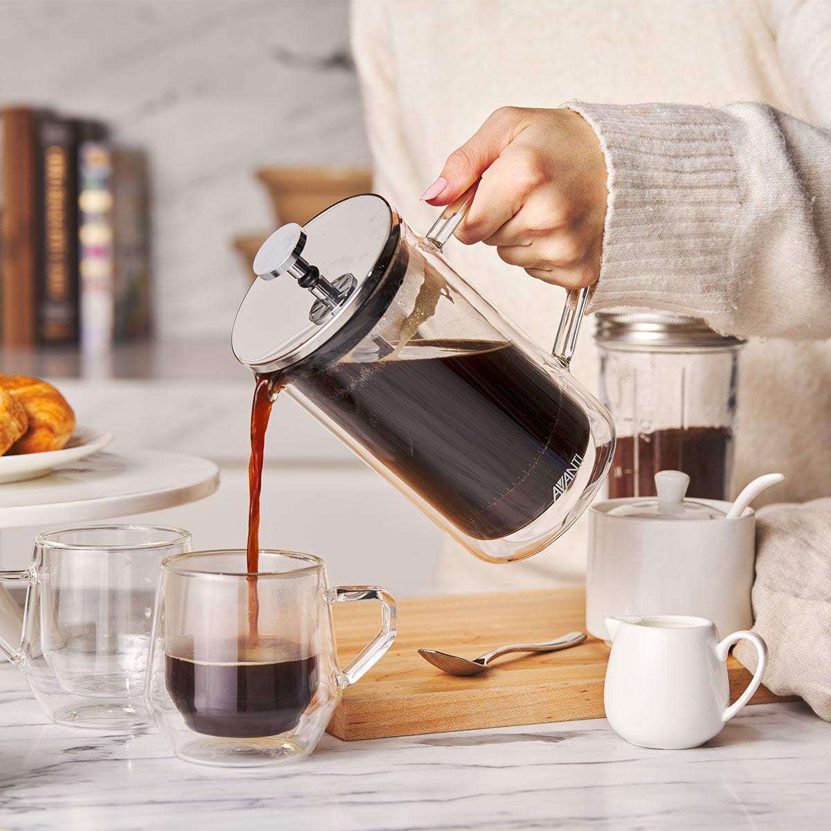 Avanti Capri Double Wall Coffee Plunger 600ml - Pouring