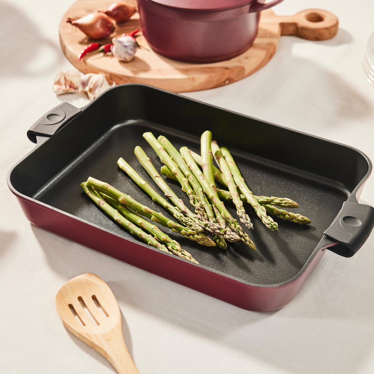 Maxwell & Williams Cast Lite Non-Stick Roaster 38x28.4x5.5cm Cherry Gift Boxed