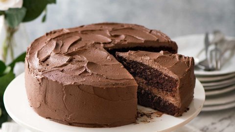 Chocolate Cake, Frosting, Chocolate cake sitting on a plate 
