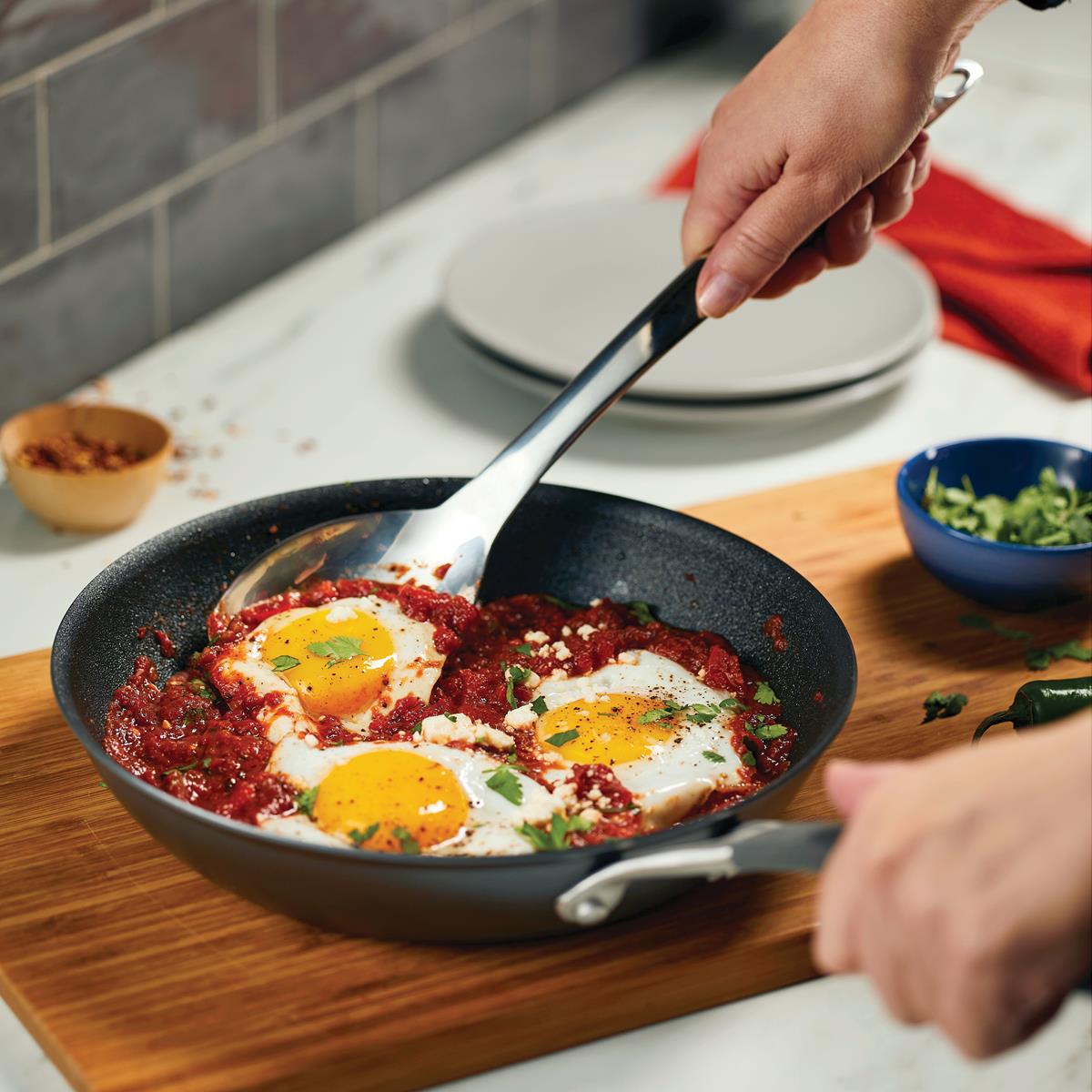 Scratchdefense A1 25.4cm Open Skillet featuring eggs
