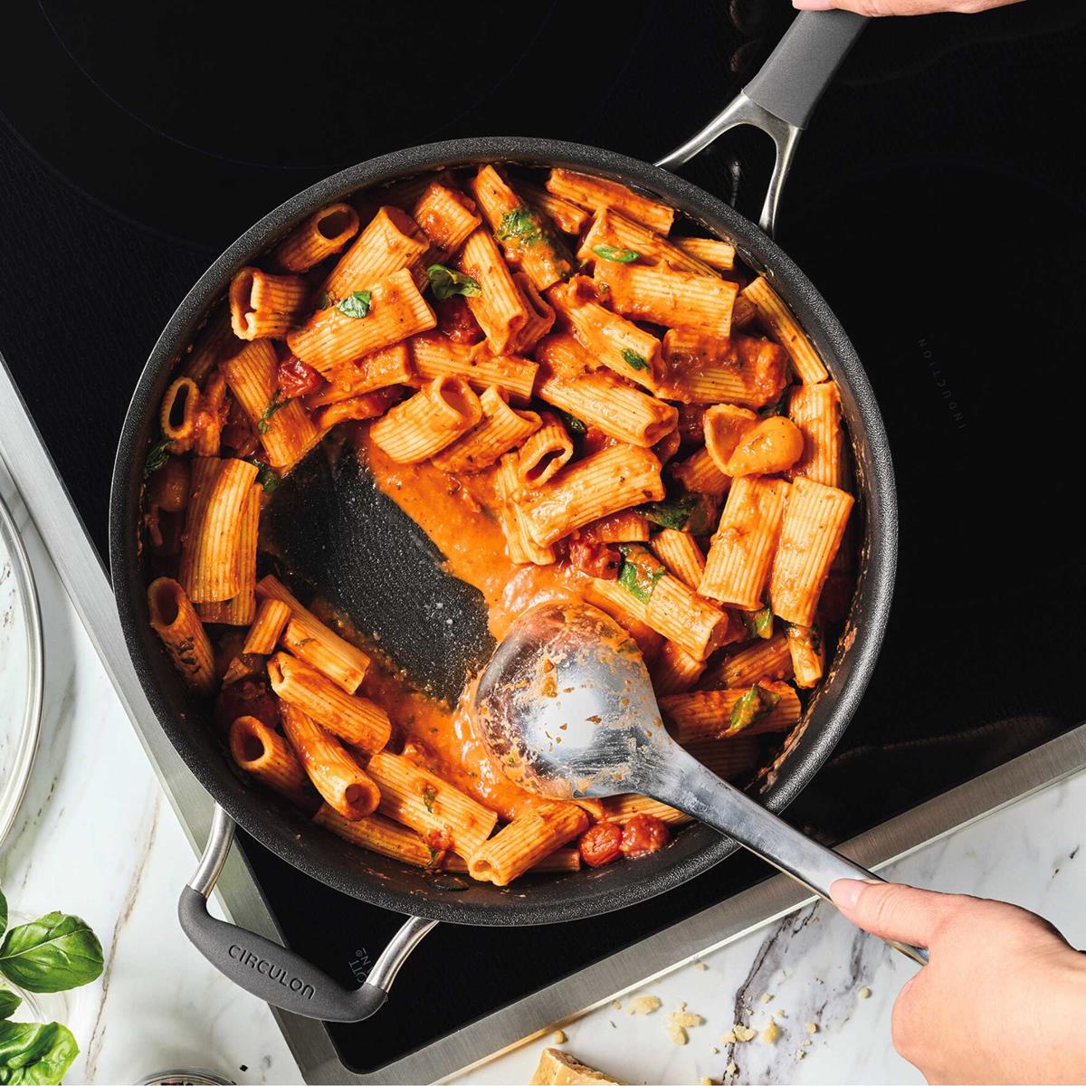 Scratchdefense A1 28cm 4.7L Covered Sauteuse featuring pasta